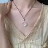 "Xiang Qing Xue" Cadena para Clavícula Estilo Chino Nueva Tradicional Cuerda Trenzada Collar Pintado en Oro para Mujer con Delicado Colgante de Flor