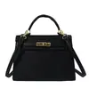 Bolsa Kelly de alta qualidade, leve e luxuosa com padrão de lichia para mulheres, uma bolsa de ombro/transversal elegante e versátil para a temporada de outono de 2026