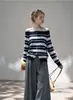 Suéter de punto de manga larga off-the-shoulder para mujer, nuevo estilo coreano de otoño, top tipo jersey a rayas con bloques de color