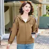 Moda Outono da Mamãe Casual Soltinho com Capuz 2026 Novo Estilo Casaco Estiloso para Mulheres de Meia-Idade Primavera e Outono
