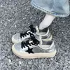 Otoño 2026 Nuevo Estilo Coreano Versátiles Zapatos de Tabla con Estrellas de Lentejuelas Zapatos Deportivos Casuales Retro Desgastados Zapatos Blancos Zapatos de Forrest Gump