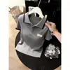 Tejido de punto gris de alta gama con solapa y manga corta para mujer, nuevo estilo de verano 2026, top moderno, versátil y favorecedor.
