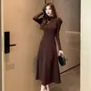 Vestido de Tricô Francês Meia-Gola Novo Estilo Outono/Inverno 2026, Combinado com um Casaco, Camada sobre Camada com um Vestido Suéter Básico, Elegante