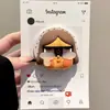 Lindo Avatar de Bebé Llorando de Cabello Castaño Soporte Magnético Adecuado para Teléfono Móvil Magsafe con Fuerte Adsorción en Escritorio para Personas Perezosas
