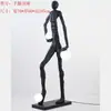 Lámpara de escultura abstracta de bola de personaje Lámpara de sala de exposiciones lámpara de oficina de ventas de hotel Lámpara de decoración artística lámpara de león lámpara de pie con forma humana