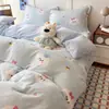 Juego de ropa de cama de cuatro piezas con forro polar para invierno, con tejido de leche polar suave, cómodo y de alta densidad, y un juego de sábanas de tres piezas con temática de cachorros de lunares