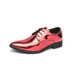 Sapatos masculinos plus size 46 para exportação, sapatos de couro com cadarço, bico fino e acabamento brilhante, modernos para casas noturnas, banquetes e trajes formais de negócios, sapatos de verniz atacado