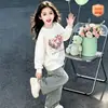 Sudadera casual de forro polar con cuello redondo para niñas, nuevo estilo otoño/invierno 2026, top tipo pullover de moda con estampado de corazón para niños mayores