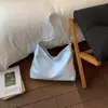 Bolso de Hombro Simple Estilo Coreano Nuevo 2026 para Mujer, Bolso Tote Versátil de Gran Capacidad con Lindo Colgante de Oso, Moderno para el Trabajo