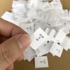 Venta al por mayor de fábrica Etiqueta de tamaño de tejido simple blanco ropa etiqueta trasera de ropa etiqueta lateral medio doblada Etiqueta de talla universal etiqueta de número