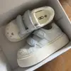 Mocassins de sola grossa, leves e com sola macia, modelo novo 2026, sapatos brancos com velcro, super estilosos, perfeitos com saias, tênis casuais
