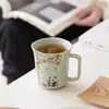 Taza de Té de Cerámica con Tapa y Separación de Té y Agua para Uso en la Oficina, con un Logo Festivo de Regalo con un Diseño de Ceniza de Hierba, Caqui y Panda