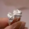 Anillo de Nudo de Lazo Blanco Crema Estilo Francés para Mujer, Dulce y Versátil, Exquisito y de Nicho Anillo Abierto para Dedo Índice para Mujer