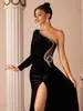 Vestido de Noche de Terciopelo Off-Shoulder de Lujo Ligero para Eventos Sociales con Pedrería, Color Sólido, Ceñido a la Cintura, Corte Sirena, Abertura y Cola, Adecuado para Fiestas Anuales y Eventos de Cena