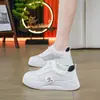 Nuevos Zapatos Deportivos Casuales Blancos de Malla Transpirable con Suela Gruesa para Mujer, Verano 2026, que Aumentan la Altura, Versátiles de Nicho