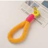 Llavero con cadena para teléfono móvil de felpa de dos colores, pequeño y fresco, con cordón, accesorio colgante para muñeca de moda femenina