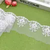 Encaje de lentejuelas bordado floral de un solo lado en stock, tela de malla de seda lechosa blanca para decoración de vestidos y ropa de mujer