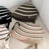 Novo Chapéu de Pescador de Tricô Listrado para Mulheres, Estilo Japonês, Moderno e Versátil, Faz o Rosto Parecer Menor, com Fenda na Parte de Trás, Chapéu Bucket