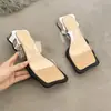 Chinelos de Design de Nicho de Cristal 2025 Nova Tendência da Moda Para Usar Fora com Saia Salto Grosso Sandálias de Uma Tira Atacado