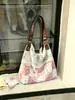 Bolsa de Tecido Patchwork Floral Vintage Inspirada na Floresta, Estilo Novo 2026, com Acabamento em Renda Retrô, Versátil para o Dia a Dia, Pode Ser Carregada como Bolsa de Ombro ou Bolsa de Mão