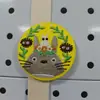 Insignia de Hojalata Bordada Personalizada de Animación de Dibujos Animados Insignia de Etiqueta Tejida Insignia Redonda de Hojalata para Regalo