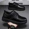 Zapatos de Hombre Cuatro Estaciones 2026 Suela Gruesa de PU Suela Blanda Zapatos Casuales de Cuero Superficie de Cuero Blando Impermeable Zapatos de Trabajo Completamente Negros