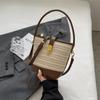 Bolsa pequena portátil de cor contrastante casual à beira-mar para mulheres 2023 nova bolsa de balde de palha retrô bolsa de mensageiro de moda