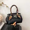 Bolsa de Mão com Lenço de Seda 2026 Nova para Mulheres, Bolsa de Ombro Transversal Retro de Luxo Leve, Bolsa Kelly com Design de Nicho e Toque de Alto Padrão