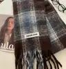 Venta de liquidación de bufandas con 40% de descuento en un puesto, bufandas largas y cortas de hilo de felpa tejido cálido para otoño e invierno en oferta