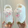 Novos estilos de primavera e outono de tênis esportivos infantis, sapatilhas de princesa de sola macia para meninas, tênis casuais de bolinhas com capa de couro