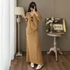 Conjunto casual de dos piezas de punto con cuello en V para mujer, que incluye un top holgado de manga larga y una falda larga de cintura alta y corte fluido, creando un look elegante y con estilo.