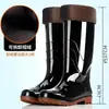 Botas de chuva duráveis com sola de borracha para homens, quentes, resistentes a ácidos e álcalis, de cano alto, borracha espessa, antiderrapantes, proteção para o trabalho, botas impermeáveis para canteiros de obras