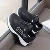 Tênis de couro para meninos, novo modelo outono 2026, com sola macia, antiderrapante, leve, sapatos casuais estilosos para meninas