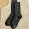 Calcetines blanco leche calcetines de tubo medio para mujer otoño e invierno bordado personalizado calcetines de tubo largo estilo miu calcetines grises apilados calcetines de algodón absorbentes de sudor