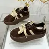Sapatos Bamboleantes Mais Vendidos Estilo Hong Kong Sapatos Femininos 2026 Primavera Novos Retro Suede Merade Sapatos Casuais Sola Grossa Sapatos de Treino Alemães