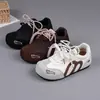 Nueva colección de otoño 2026: zapatillas blancas versátiles, retro y peculiares, con puntera ancha, estilo casual, tacón oculto para mayor altura y suelas suaves, diseñadas como zapatillas de entrenamiento alemanas para mujer