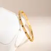 Pulsera con cierre de trébol de cuatro hojas incrustado de circonita en cobre para mujer, pulsera fina de anillo vintage exquisita con microincrustaciones de trébol de la suerte, pulsera de celebridad de internet de lujo ligero