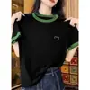 Camiseta de Algodão Puro com Manga Curta e Ombro Normal para Mulheres, Novo Design de Verão com Color-Blocking Único, Top Azul Marinho Base Rejuvenescedor
