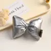 Nuevo lazo de cuero brillante hecho a mano DIY pasador cordón para el pelo accesorios decoración de ropa bolsa accesorios fabricantes al por mayor