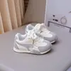Zapatos de caminar transpirables retro para niñas, colección primavera/otoño 2026, zapatillas de malla ligeras antideslizantes para niños, zapatillas de entrenamiento alemanas para niños