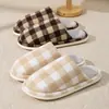 Chinelos de pelúcia de algodão xadrez simples para mulheres, novo inverno 2026, antiderrapantes, para interior, casa, chinelos de algodão, quentes para homens