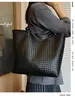 Bolso de mano tejido versátil de diseño de nicho a la moda para ir al trabajo para mujer, nuevo bolso de mano y bolso de hombro ligero de gran capacidad