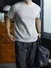 Minimalista e luxuosa, com uma textura canelada tridimensional, esta camiseta casual de manga curta possui gola redonda clássica e é perfeita como peça básica para o outono e inverno.
