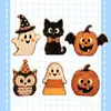 Los productos de madera son un gran éxito de ventas; Decoraciones de escritorio de madera con temática de Halloween en forma de fantasmas, disponibles exclusivamente en los mercados pequeños de Yiwu para venta al por mayor