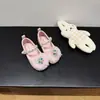 Sapatos de salto alto para meninas, nova coleção outono 2026: sapatos de couro com lantejoulas de escamas de peixe, estilo princesa do gelo e da neve, com strass coloridos, malha e um laço