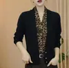 Ropa de Mujer Más Vendida Otoño Nuevo Cuello en V Estampado de Leopardo Patchwork Falso Dos Piezas Manga Larga Top Elegante Reductor de Edad Delgado Camiseta Básica