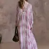 En Stock Rosa-Morado Tie-Dye Tencel Vestido de Alta Gama Cuello en V Mangas de Farol Dobladillo Ancho Favorecedor y Adelgazante Vestido de Vacaciones