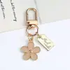 Llavero de Metal con Margarita Estilo Coreano Ins Flor de Nicho Accesorios Colgante para Funda Protectora de Auriculares Bluetooth airpods