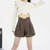 Shorts de couro preto para mulheres, nova coleção outono/inverno 2026, design em A, adequado para usar sobre botas, couro PU, casual, modelagem solta, shorts de perna larga