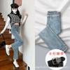 Jeans retos elásticos desfiados para mulheres Primavera e Outono 2023 Novos Calças de cintura alta cropped de cor clara de perna fina